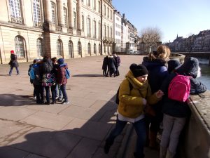 Activités de groupe devant le Palais Rohan à Strasbourg ©E.Schidlknecht/Ariena